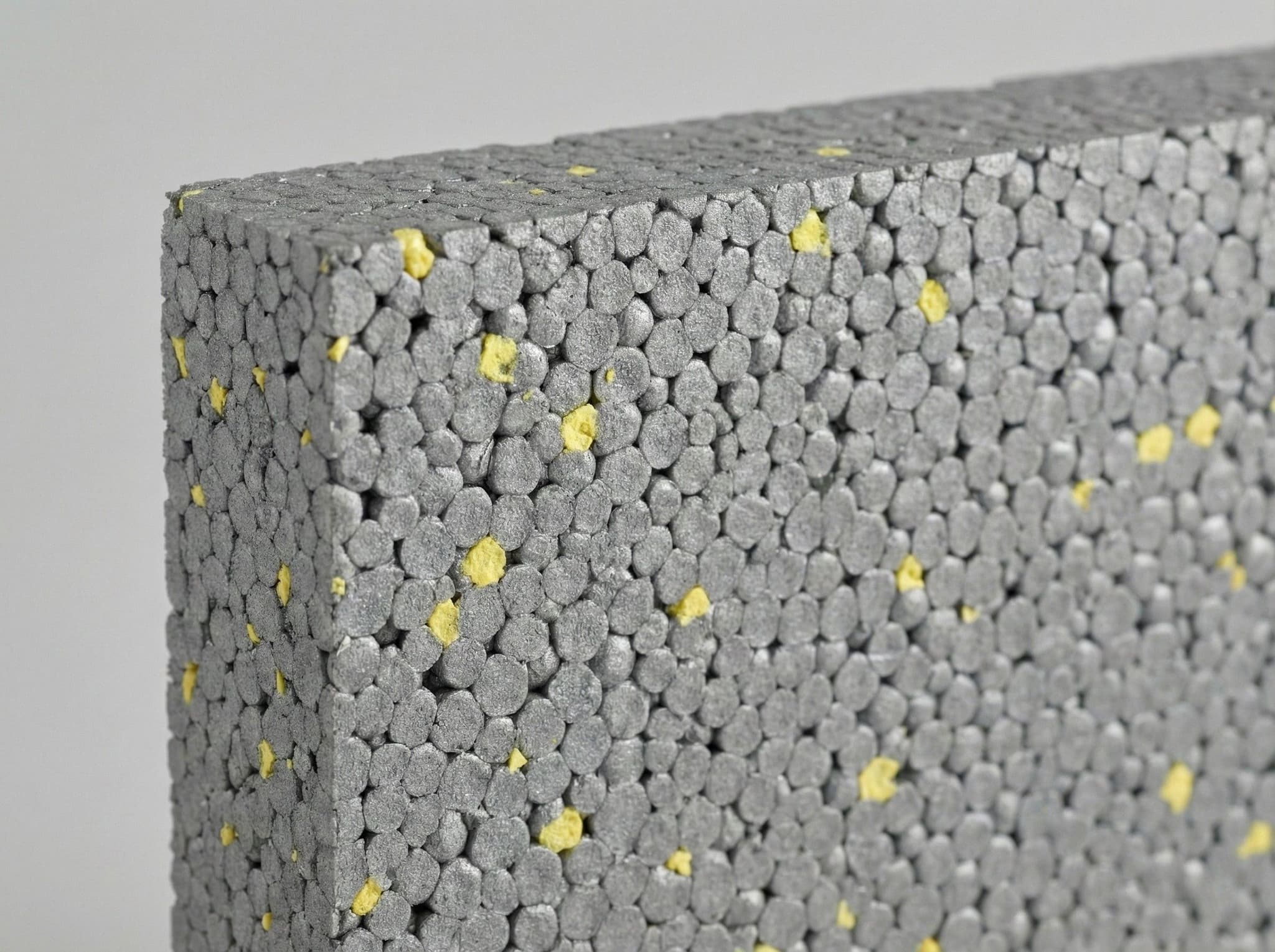 Close-up van EPS isolatiemateriaal met witte korrelstructuur