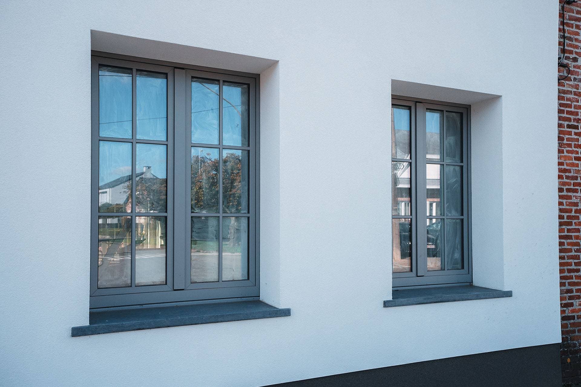 Detail van crepi afwerking rond ramen met strakke vensterbanken